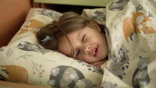 Mała Dziewczynka Zasypia Boku Łóżku Letnia Dziewczynka Zasypia Łóżeczku — Wideo stockowe