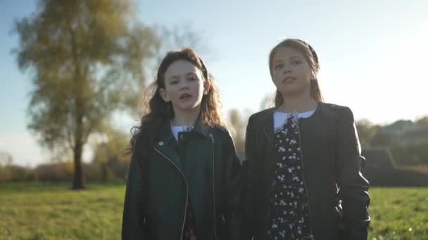 Crianças Adoráveis Câmera Lenta Andando Gramado Outono Cantando Uma Canção — Vídeo de Stock