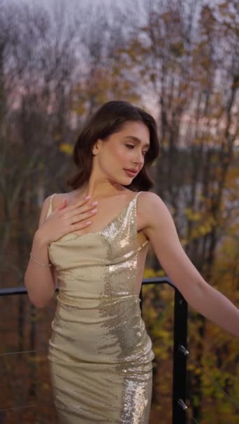 Młoda Piękna Kobieta Złotej Błyszczącej Sukni Wieczorowej Pozuje Tle Jesieni — Wideo stockowe
