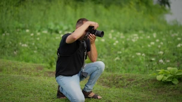 Fotograf Fotografujący Małe Dziecko Tle Zielonej Przyrody — Wideo stockowe