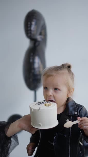 Uma Menina Bonita Está Comendo Bolo Seu Segundo Aniversário — Vídeo de Stock