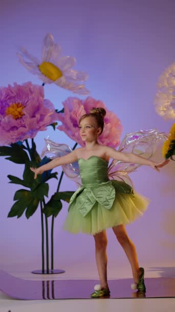 Une Fille Mystérieuse Dans Costume Fée Tient Parmi Les Fleurs — Video