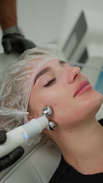 Cosmetologist Doing Hydrafacial Treatment Woman Face Beauty Clinic — Stockvideo
