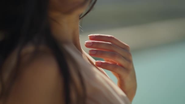 滑らかな健康な肌を持つ美しい若い女性のクローズアップポートレート 彼女は穏やかに落ち着きとセルフケアを表現する彼女の指で彼女の体に触れます — ストック動画