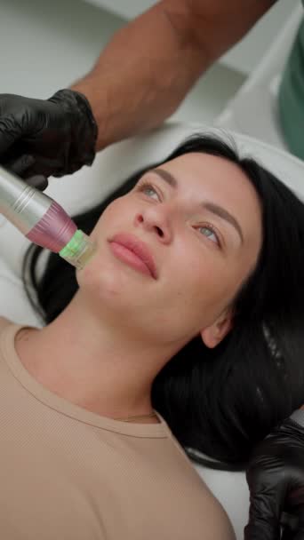 Bir Kadın Bbl Lazer Kullanarak Kozmetik Işlemlerden Geçiyor Yüz Bakımı — Stok video