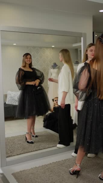 Młoda Ładna Kobieta Przymierza Luksusową Suknię Wieczorową Projektantem Mody — Wideo stockowe