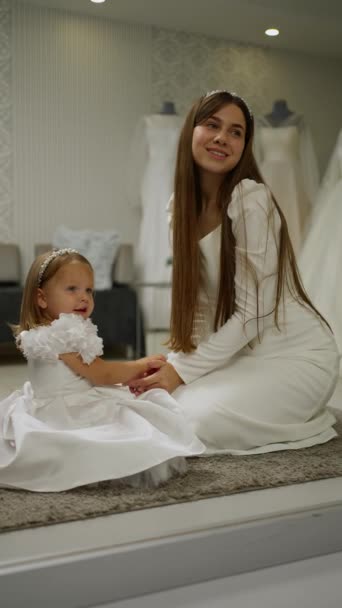 Jovem Noiva Sua Namorada Estão Escolhendo Vestidos Para Férias — Vídeo de Stock