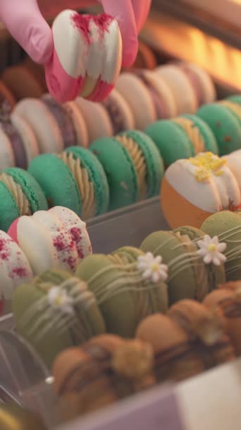 Bunte Süße Macarons Stapeln Sich Einer Reihe Auf Einem Café — Stockvideo