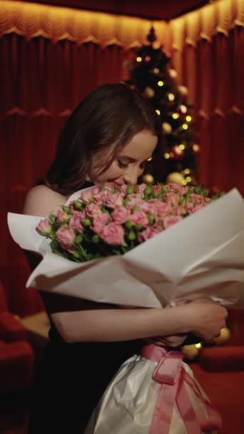 Leende Kvinna Beundrar Vacker Bukett Rosa Blommor För Hennes Födelsedag — Stockvideo