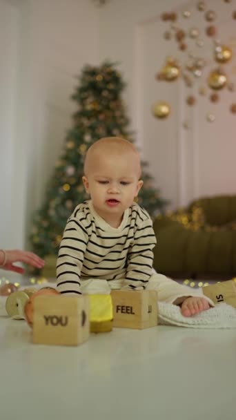 Uma Criança Pequena Bonito Está Brincando Com Cubos Perto Árvore — Vídeo de Stock