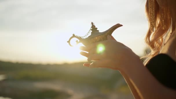 Una Giovane Donna Guarda Lampada Magica Aladino — Video Stock