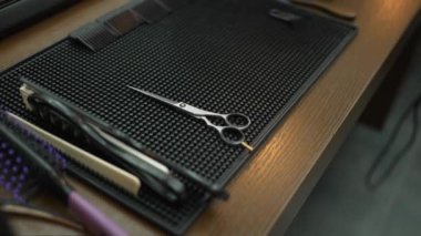 Kuaför aletleri masada yatıyor..