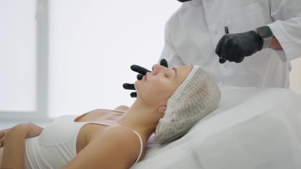 Kosmetolog Applicerar Mask Ett Kvinnoansikte Innan Ansiktet Behandlas Med Högintensivt — Stockvideo