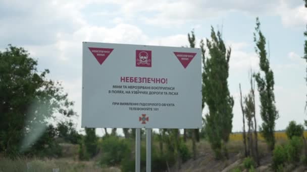 Tambang Bahaya Tanda Ukraina Dekat Ladang Pertanian Selama Perang Ukraina — Stok Video