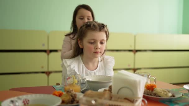 Två Små Kaukasiska Barn Äter Lunch Tillsammans Vid Bordet Paus — Stockvideo