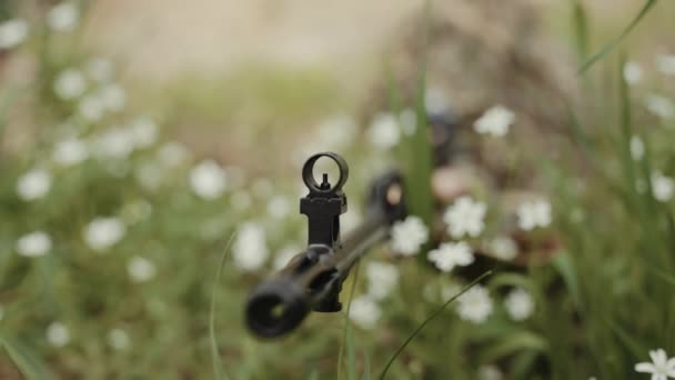 Снайпер Схопився Високу Траву Прицілився Стріляти Цілі — стокове відео