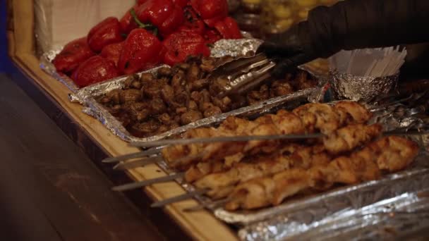 Chef Recoge Carne Con Pinzas Cocina Mercado Callejero Alimentos — Vídeo de stock