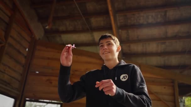 Een Man Casual Kleding Speelt Darts Tijdens Het Rusten — Stockvideo