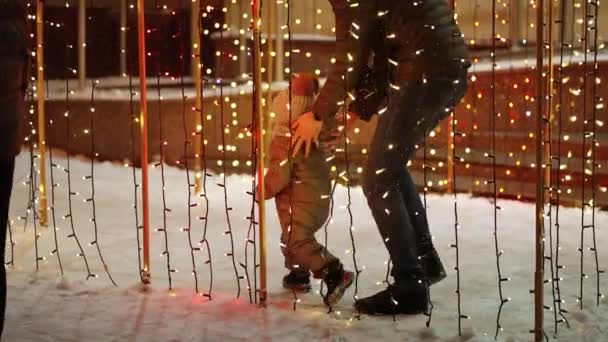 Egy Kisfiú Apja Élvezik Karácsonyi Díszeket Városban — Stock videók