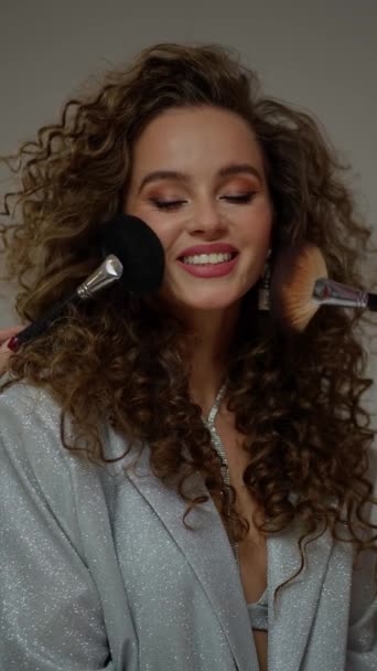 Curly Luxuosa Jovem Sentada Maquiagem Salão Beleza — Vídeo de Stock