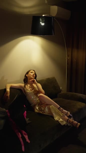 Femme Élégante Robe Vintage Assise Sur Canapé Dans Chambre Hôtel — Video