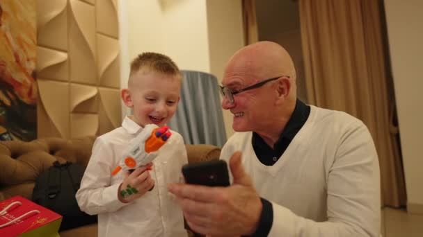 Yaşlı Adam Torun Oyuncaklarla Oynarken Bağ Kurarlar Mutlu Büyükbaba Torunuyla — Stok video