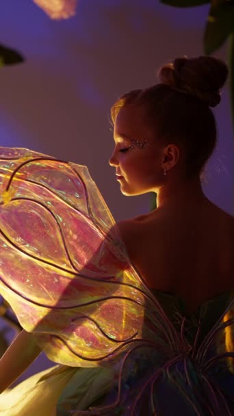 漂亮的小女孩 穿着蝴蝶服装 有透明的翅膀和舞台妆容 — 图库视频影像