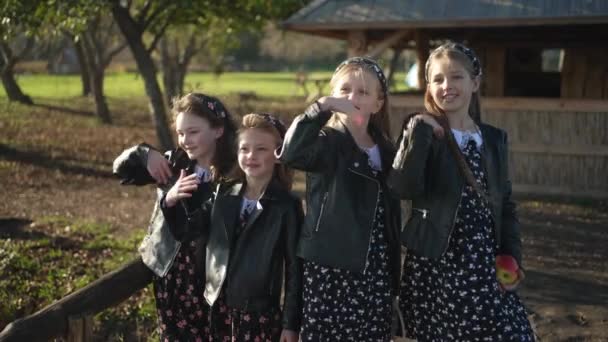 Zabawne Dzieci Szkolne Spędzają Czas Spacerując Ogrodzie — Wideo stockowe