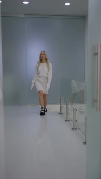 Happy Woman Blonde Long Hair Beauty Smiling Face Walking Corridor — Stock Video