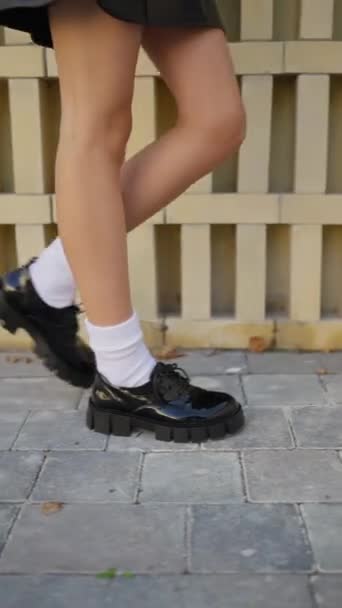 スタイリッシュな黒い靴と白い靴下で人足のクローズアップ 石畳の道に立って — ストック動画