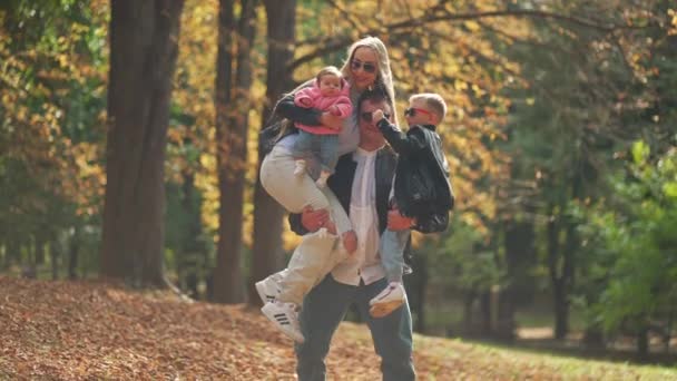 Langsom Bevægelse Skudt Ung Familie Med Små Børn Picnic Efterårsskov – Stock-video