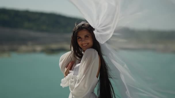 Свадебная Элегантность Воды Улыбающаяся Невеста Плавающей Вуалью Бирюзового Озера — стоковое видео