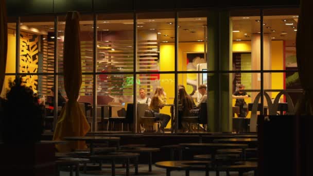 Макдональдс Вночі Клієнтами Які Їдять Столами Ресторані Швидкого Харчування — стокове відео