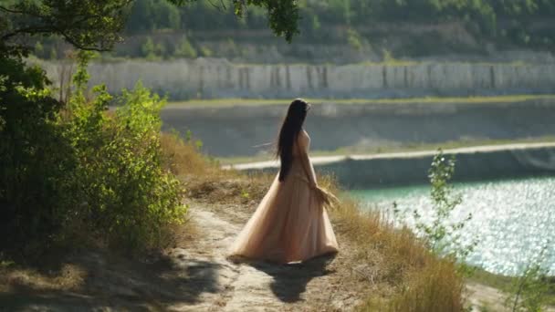 Žena Rozevlátých Šatech Obdivuje Krásu Přírody Slunečného Dne Břehu Jezera — Stock video