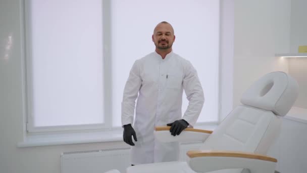 Beyaz Önlüklü Siyah Eldivenli Erkek Doktor Kolları Göğsünde Kıvrılmış Parlak — Stok video