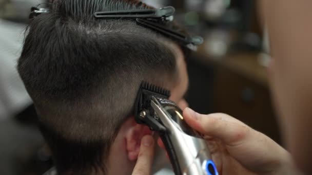 Bir Berber Dükkanında Saç Budama Makinesinin Yakın Çekimi Müşterilerin Kafasına — Stok video