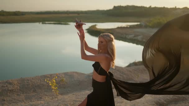 Model Akşam Suyun Yanında Poz Verirken Küçük Bir Çaydanlık Tutuyor — Stok video