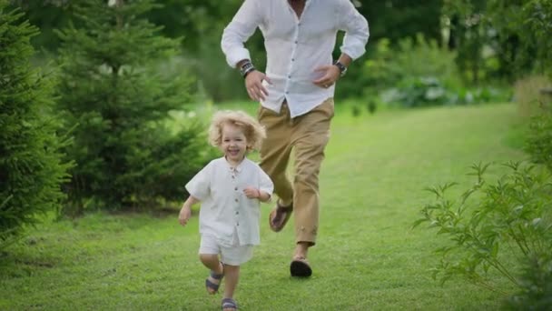 Lachen Vreugde Vullen Lucht Als Vader Speelt Met Kleine Jongen — Stockvideo