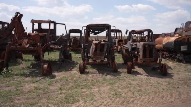 Brända Traktorer Och Jordbruksmaskiner Trasiga Hjul Rostade Kroppar — Stockvideo