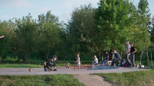 Bmx Fahrer Führt Trick Mit Publikum Park Vor — Stockvideo