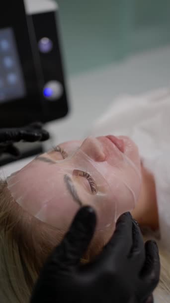 Aplicación Mascarilla Colágeno Para Tratamiento Facial Spa — Vídeo de stock