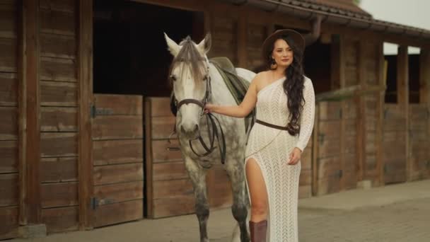 Elegante Donna Abito Rivelatore Chic Conduce Cavallo Purosangue Alla Scuderia — Video Stock