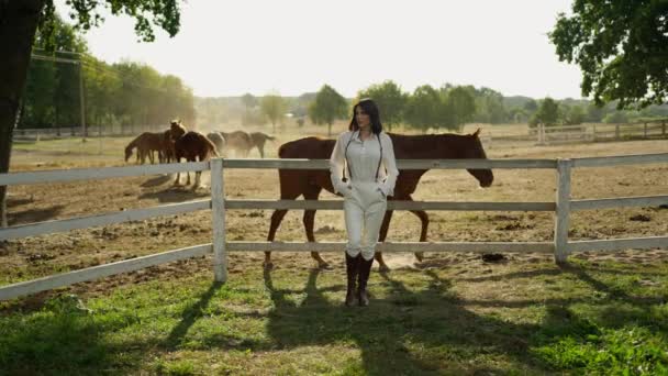 Fashion Forward Vrouw Staat Vol Vertrouwen Paardenranch — Stockvideo