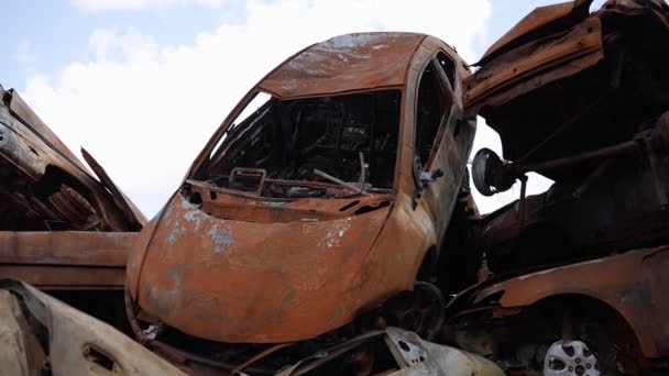 Θραύσματα Της Στρατιωτικής Σύγκρουσης Από Τρακαρισμένα Πολιτικά Αυτοκίνητα — Αρχείο Βίντεο