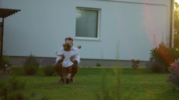 Padre Felicemente Abbraccia Suo Figlio Tra Braccia Vicino Casa Tramonto — Video Stock