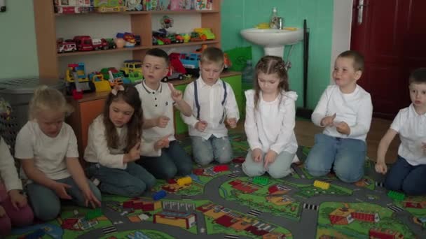 Děti Bílém Oblečení Jsou Zaměřeny Hru Gesty Obklopené Hračkami Světlým — Stock video