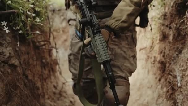Detailní Záběr Vojáka Kamufláži Držícího Pušku — Stock video