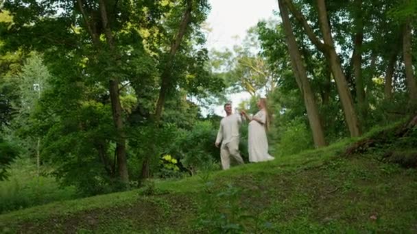 Uma Jovem Grávida Caminhando Natureza Com Marido Compartilhando Momento Romântico — Vídeo de Stock