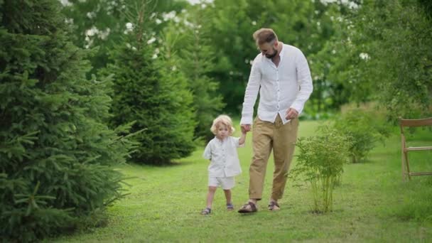 Ευγενική Στιγμή Μεταξύ Πατέρα Και Παιδιού Βόλτα Στον Καταπράσινο Κήπο — Αρχείο Βίντεο