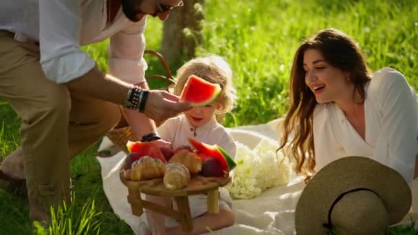 Family Enjoys Fruit Together Picnic — Stock Video